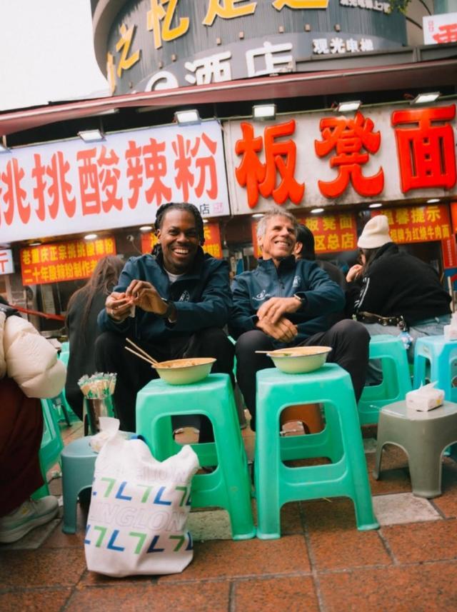 意昂体育-佐拉：马拉多纳和梅西之间，我选马拉多纳